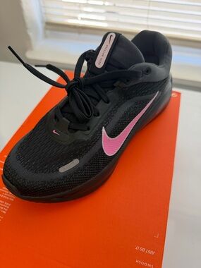 Nike Women's Black & Pink Running Sneaker